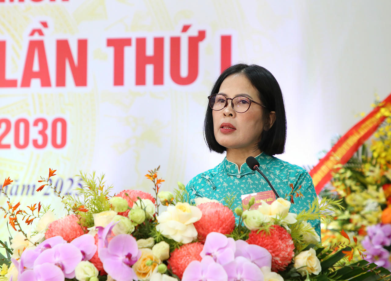 Bí thư Đảng uỷ xã Văn Môn Trịnh Thị Hường phát biểu tại Đại hội.