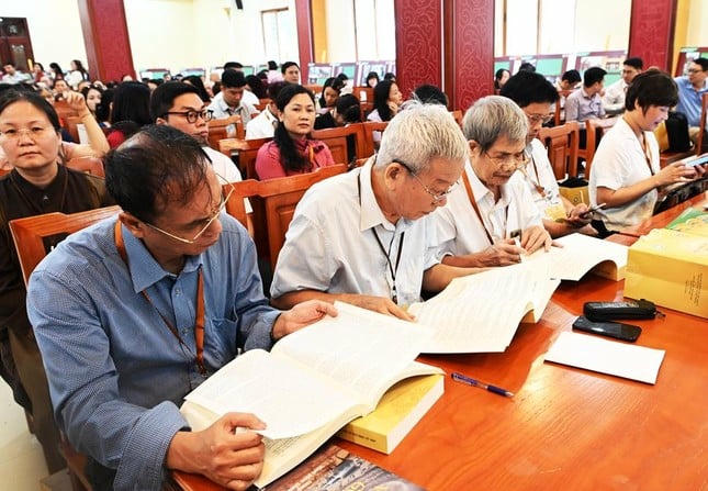 Đại biểu tham khảo tài liệu