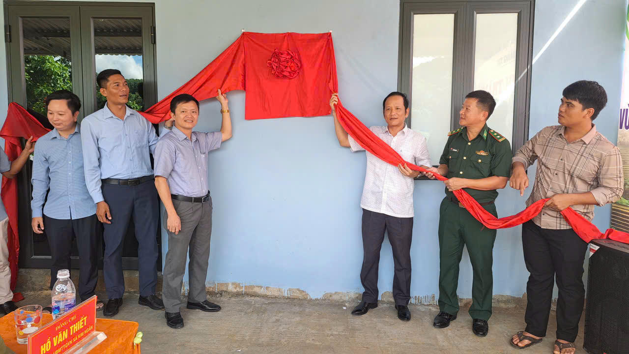 Đại diện BĐBP, chính quyền địa phương và các đơn vị chức năng cắt băng khánh thành, bàn giao nhà mới cho hộ nghèo xã Kim Ngân.