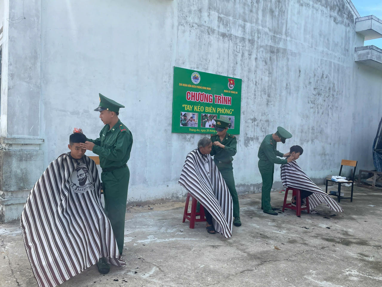 Mô hình “Tay kéo Biên phòng” hỗ trợ cắt tóc cho người dân 