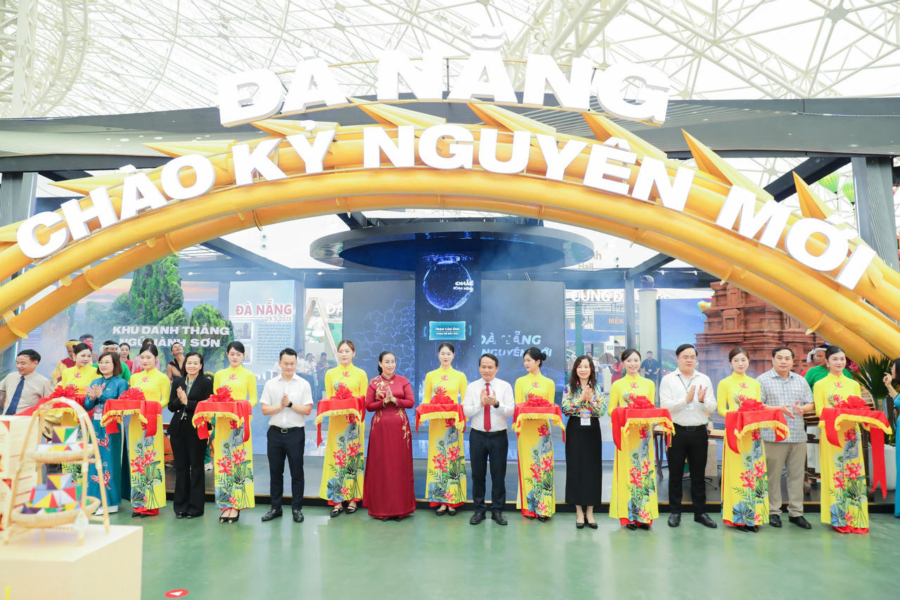 Lãnh đạo TP Đà Nẵng cùng các đại biểu cắt băng khai mạc gian trưng bày “Đà Nẵng - Chào kỷ nguyên mới” tại triển lãm.