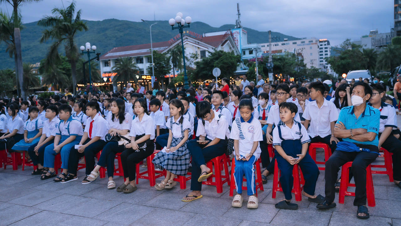 Đông đảo học sinh và phụ huynh theo dõi chương trình.