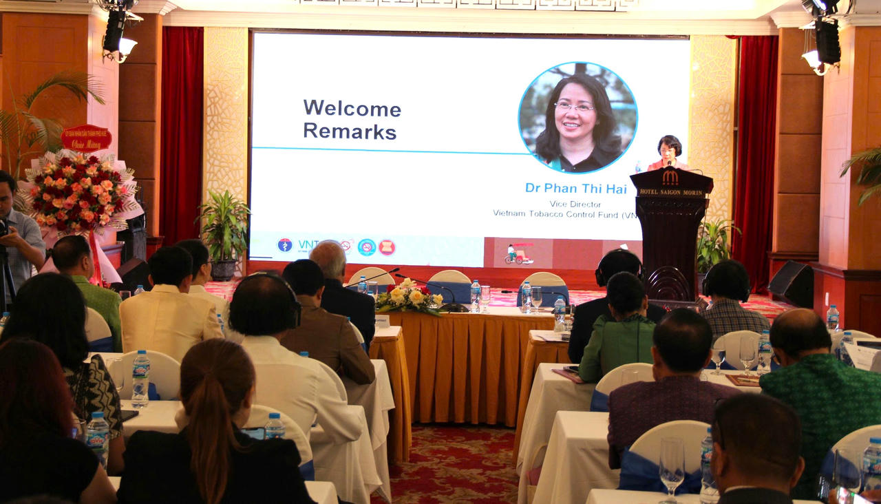 Bà Phan Thị Hải - Phó giám đốc Quỹ Phòng, chống tác hại thuốc lá chia sẻ tại hội nghị