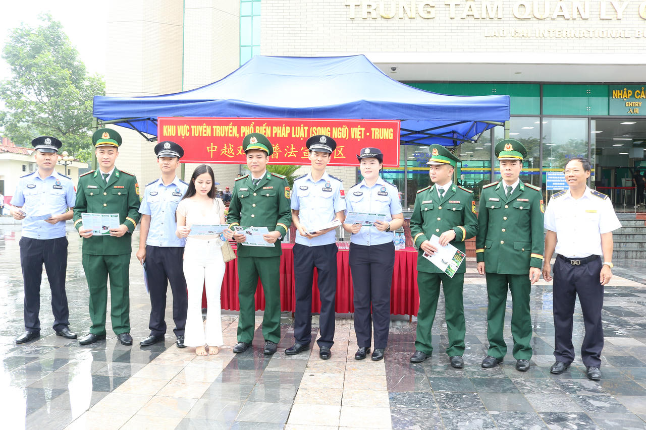 Đây cũng là dịp để hai bên chia sẻ kinh nghiệm phối hợp tuần tra, kiểm soát, góp phần giữ vững an ninh trật tự tại khu vực cửa khẩu