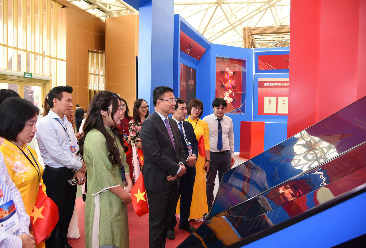 Các đại biểu tham quan không gian triển lãm của Bộ Tư pháp tại Triển lãm thành tựu Đất nước