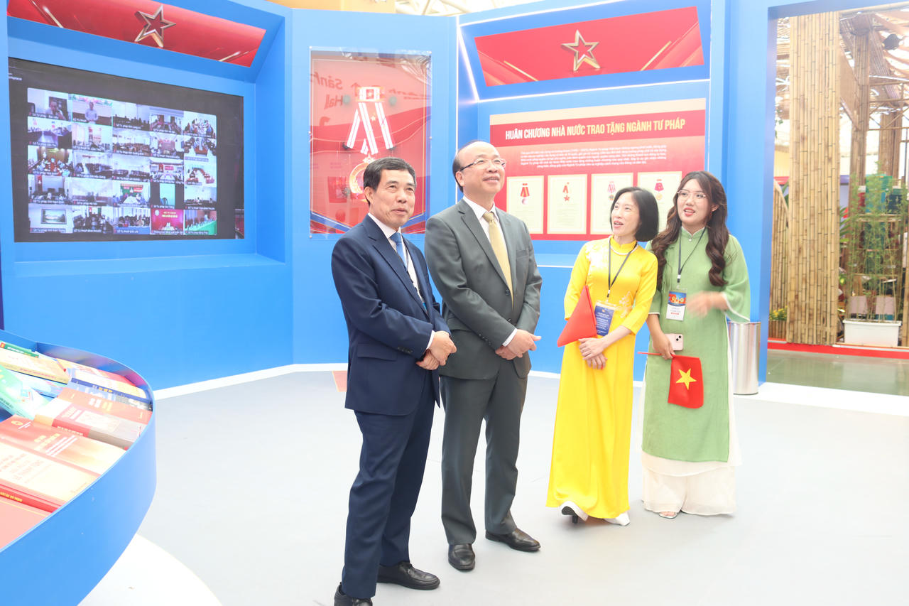 Chủ tịch Viện Hàn lâm Khoa học xã hội Việt Nam Phan Chí Hiếu tham quan không gian Triển lãm.