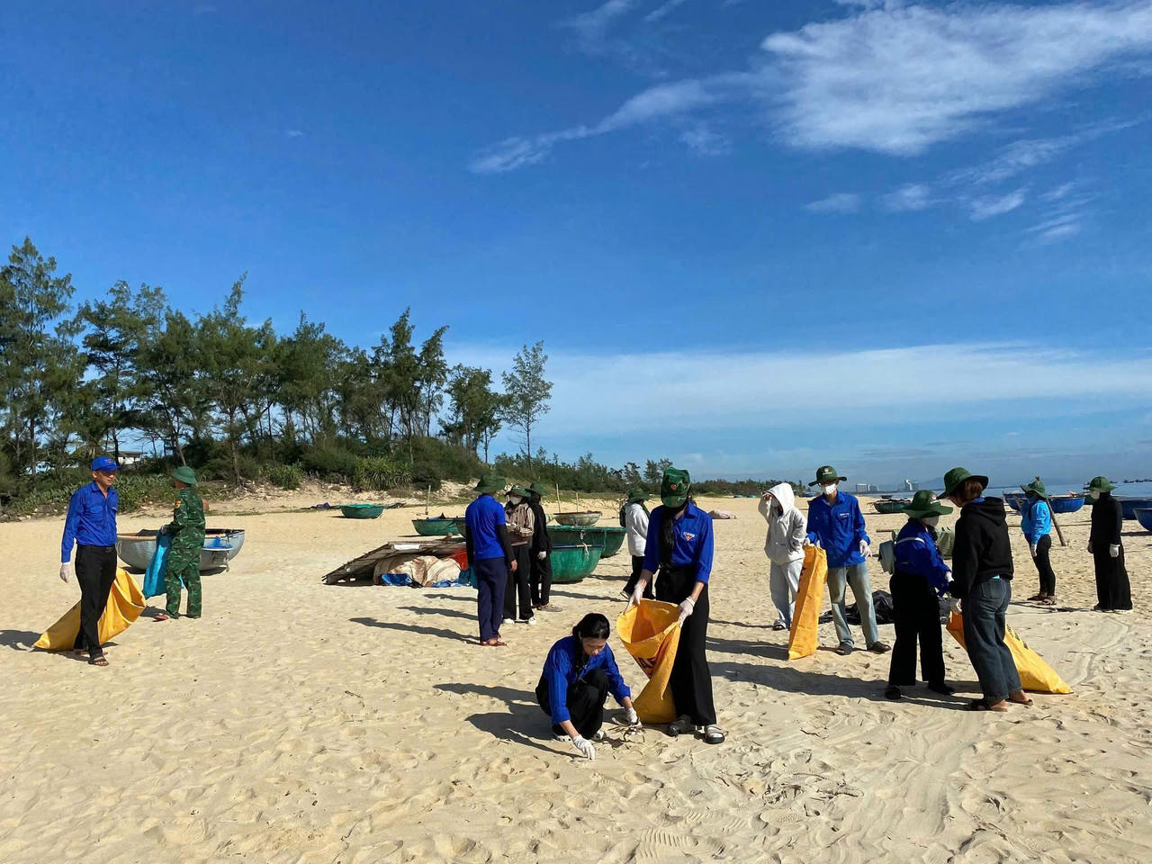 Đoàn viên hai đơn vị đã hào hứng tham gia chương trình “Hãy làm sạch biển”