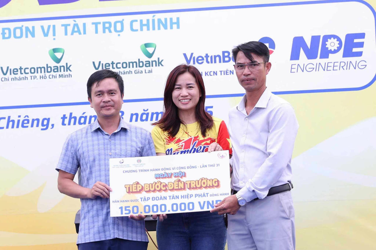 
















Ông Nguyễn Thành Công, Trưởng Ban tổ chức trao biểu trưng ghi
nhận sự đồng hành của Nhãn hàng Number 1- Công ty Tân Hiệp Phát và các tổ chức,
doanh nghiệp.




