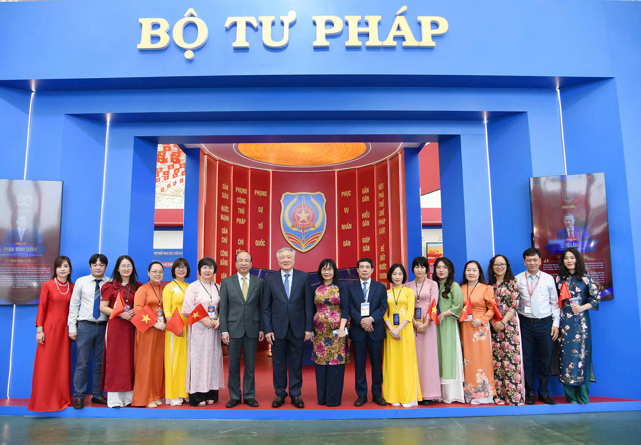 Các đại biểu tham quan không gian triển lãm của Bộ Tư pháp tại Triển lãm thành tựu Đất nước