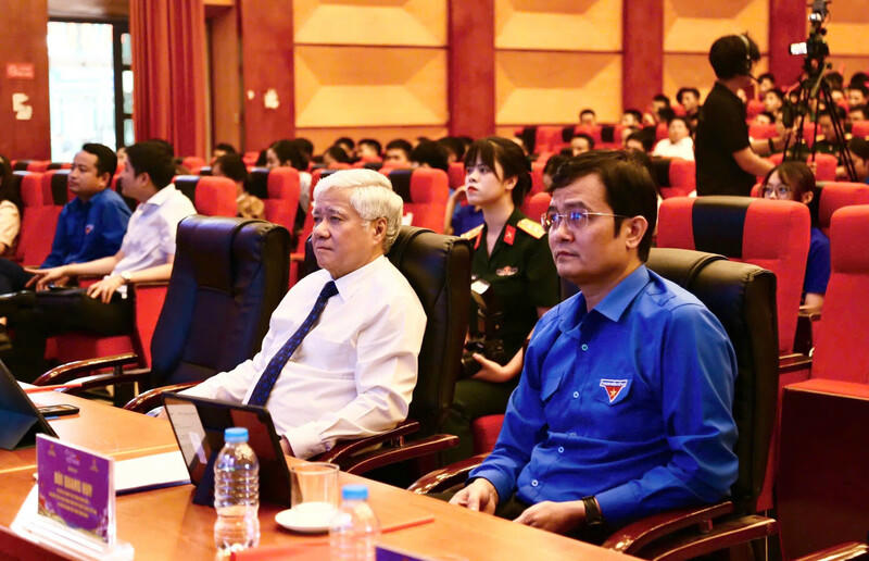 Chủ tịch Ủy ban Trung ương Mặt trận Tổ quốc Việt Nam Đỗ Văn Chiến và Bí thư thứ nhất Trung ương Đoàn TNCS Hồ Chí Minh tham dự chương trình (Ảnh: BTC)
