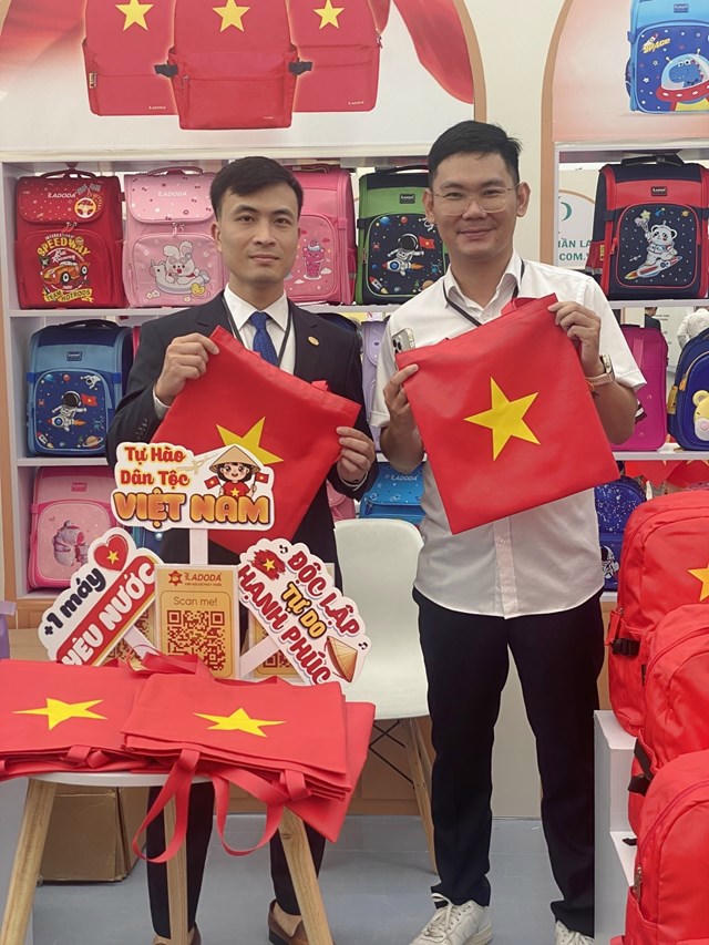 Sắc đỏ sao vàng phủ khắp Triển lãm Quốc gia: Câu chuyện đằng sau 2.000 chiếc ‘túi tự hào’ được phát miễn phí