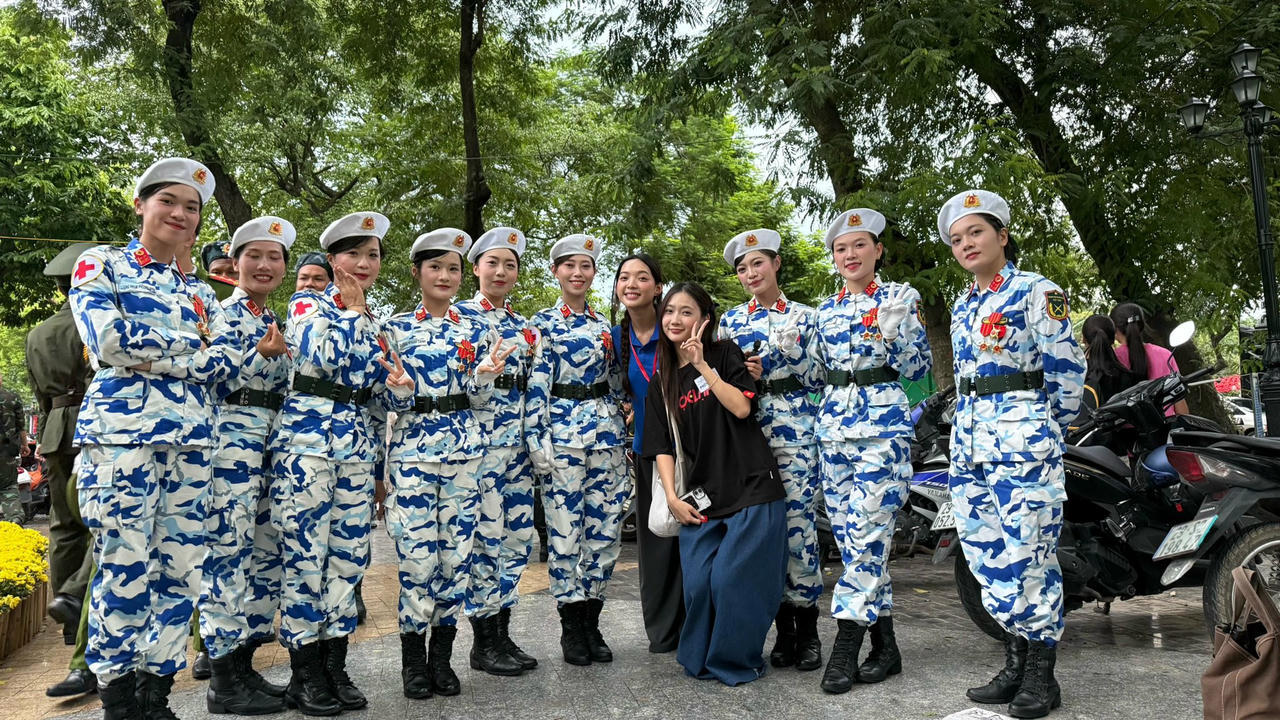Những nữ sĩ quan quân y chụp ảnh, giao lưu cùng người dân (Ảnh: Hà Pu)