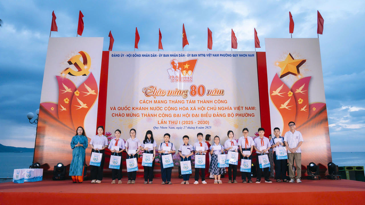 Các em học sinh nhận quà.