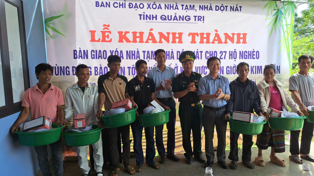 Đại diện BĐBP, chính quyền địa phương trao tặng 27 suất quà cho 27 hộ dân được hỗ trợ xây dựng nhà ở xã Kim Ngân, mỗi suất quà trị giá trên 1 triệu đồng.