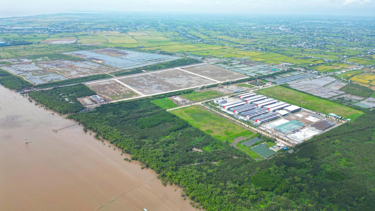 CCN Gia Thuận 2 được đầu tư xây dựng tại xã Gia Thuận, tỉnh Đồng Tháp, nằm cận kề sông Soài Rạp và gần biển Gò Công.