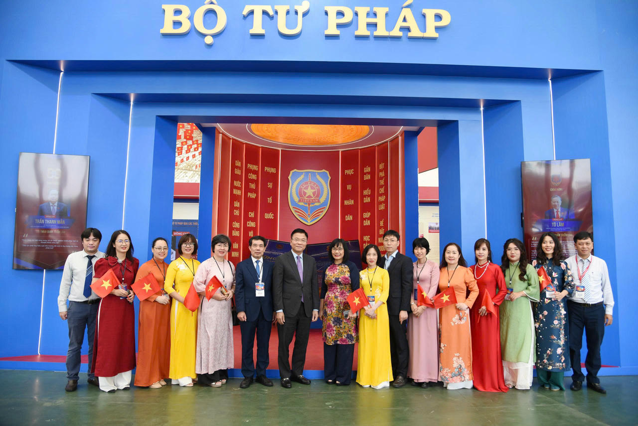 Các đại biểu tham quan không gian triển lãm của Bộ Tư pháp tại Triển lãm thành tựu Đất nước