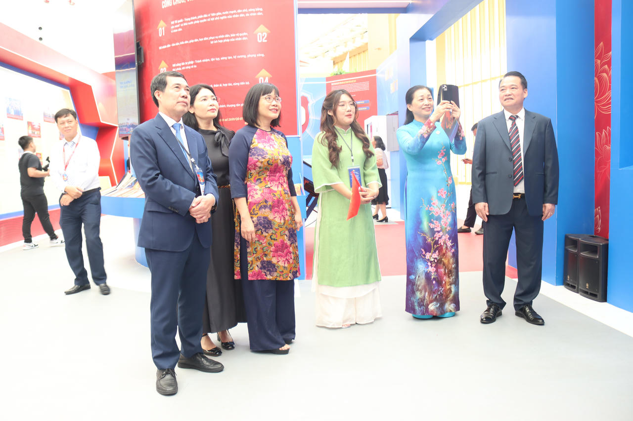 Các đại biểu tham quan không gian triển lãm của Bộ Tư pháp tại Triển lãm thành tựu Đất nước