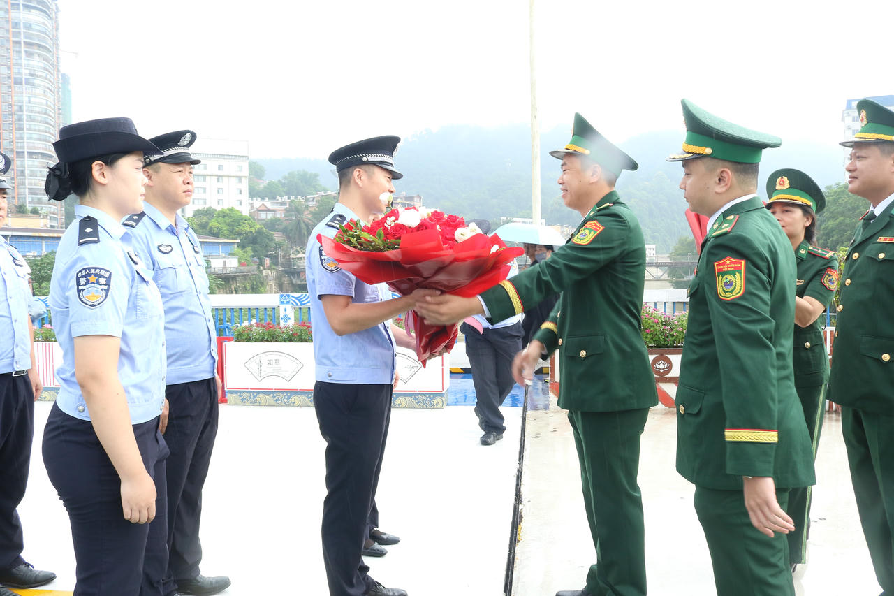 Đại diện Đồn Biên phòng Cửa khẩu Quốc tế Lào Cai tặng hoa Đại đội Quản lý biên giới Hà Khẩu (Trung Quốc).