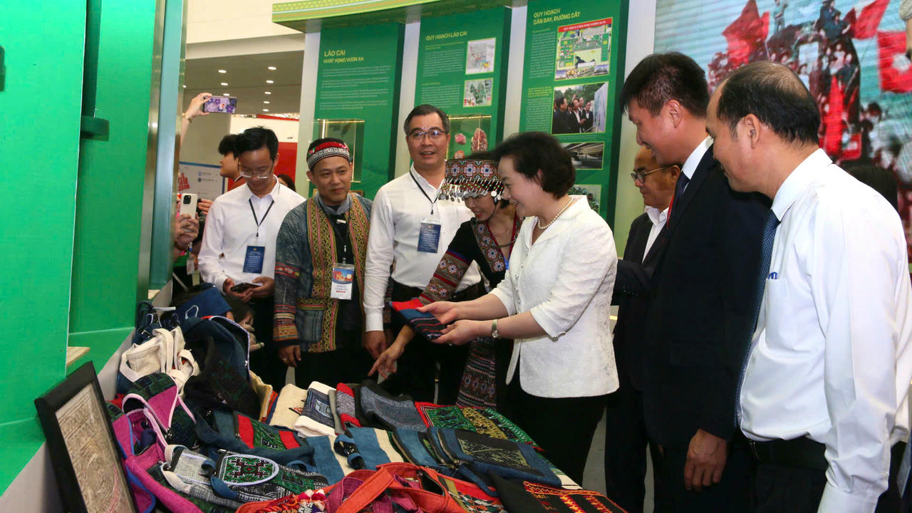 Bộ trưởng Bộ Nội vụ Phạm Thị Thanh Trà cùng lãnh đạo tỉnh Lào Cai tham quan gian hàng của tỉnh tại triển lãm.