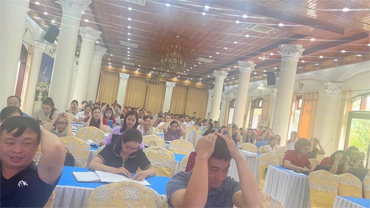 Các học viên đang thực hành kỹ năng phòng chống tai nạn thương tích (Ảnh: Hoàng Tùng)