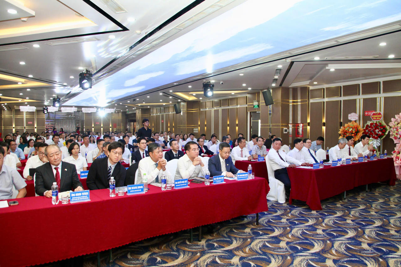 Các đại biểu tham dự buổi lễ.