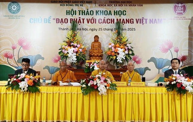 Chư tôn đức chủ trì tại phiên thứ 2