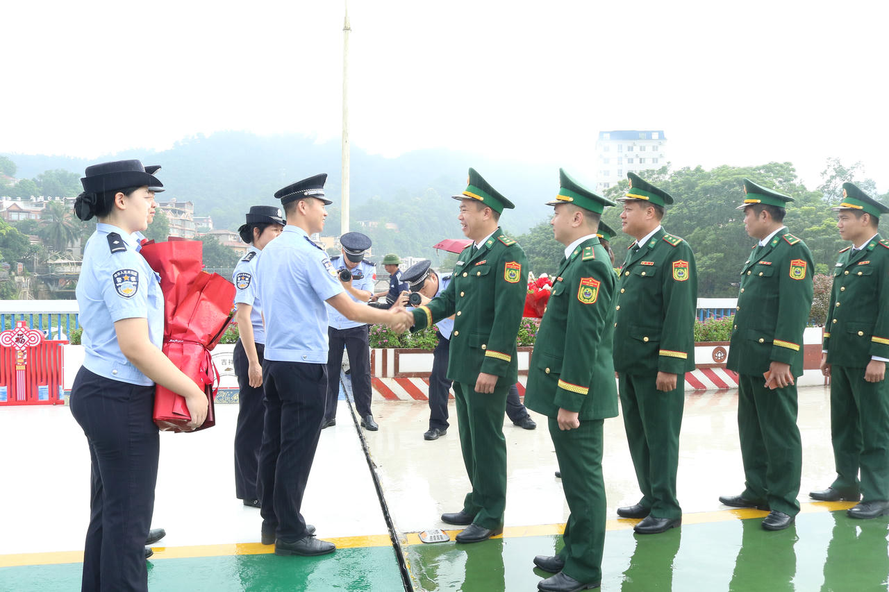 Phối hợp tuyên truyền pháp luật song ngữ Việt - Trung cho cư dân biên giới