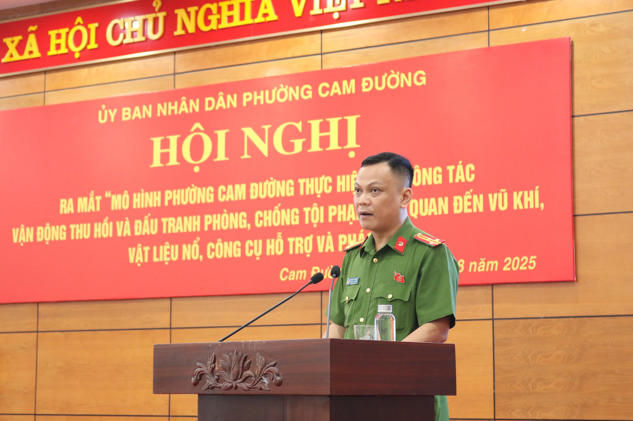 Đại diện Công an phường Cam Đường báo cáo khảo sát xây dựng mô hình và kế hoạch thực hiện mô hình.