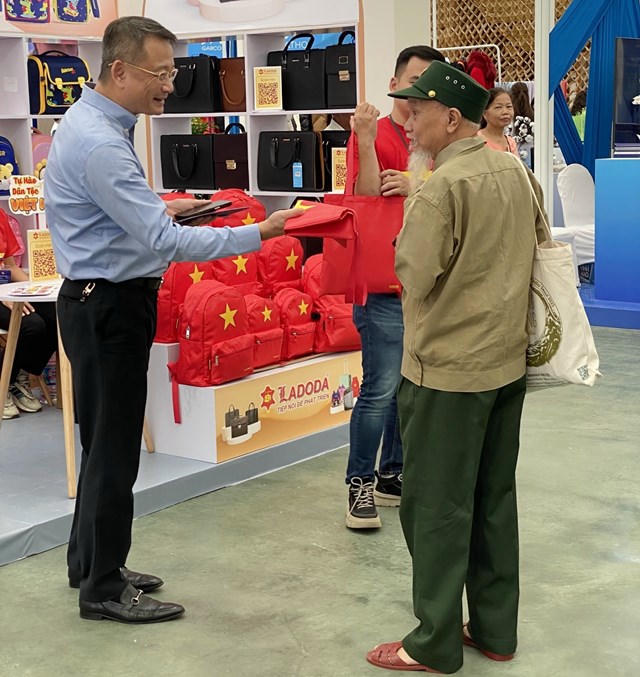 Sắc đỏ sao vàng phủ khắp Triển lãm Quốc gia: Câu chuyện đằng sau 2.000 chiếc ‘túi tự hào’ được phát miễn phí