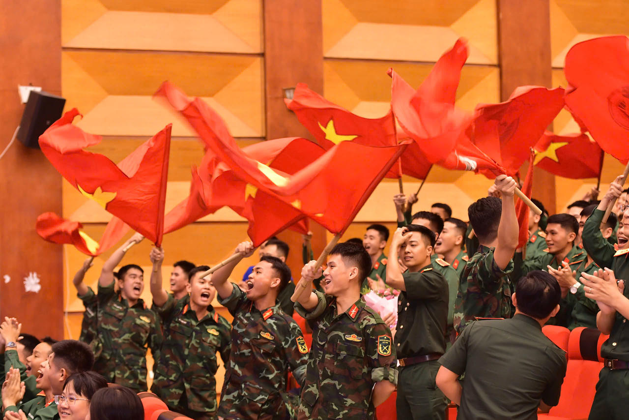 Các đại biểu cổ vũ sôi nổi cho các đội thi (Ảnh: BTC)