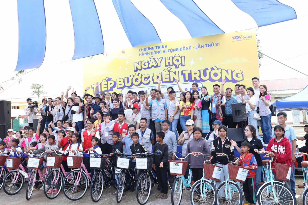 
















Niềm hân hoan của các
tổ chức, doanh nghiệp, các em học sinh và gia đình trong chương trình Hành động
vì cộng đồng lần thứ 31: Ngày hội Tiếp bước đến trường.



