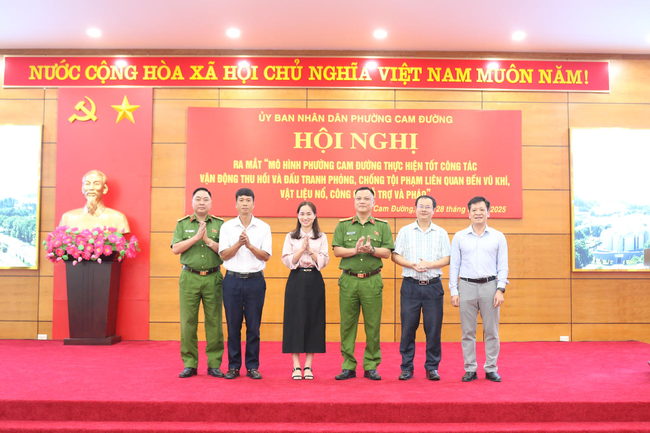 Ban chỉ đạo vận động thu hồi, phòng ngừa, đấu tranh với tội phạm vi phạm pháp luật về quản lý, sử dụng vũ khí, vật liệu nổ, công cụ hỗ trợ và pháo phường Cam Đường ra mắt.