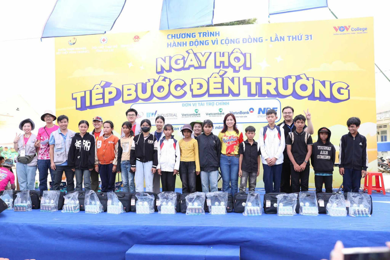 





Chương trình Hành động vì cộng đồng lần thứ 31 dành nhiều phần quà thiết
thực cho học sinh và người dân có hoàn cảnh khó khăn tại xã Kon Chiêng – tỉnh
Gia Lai.



