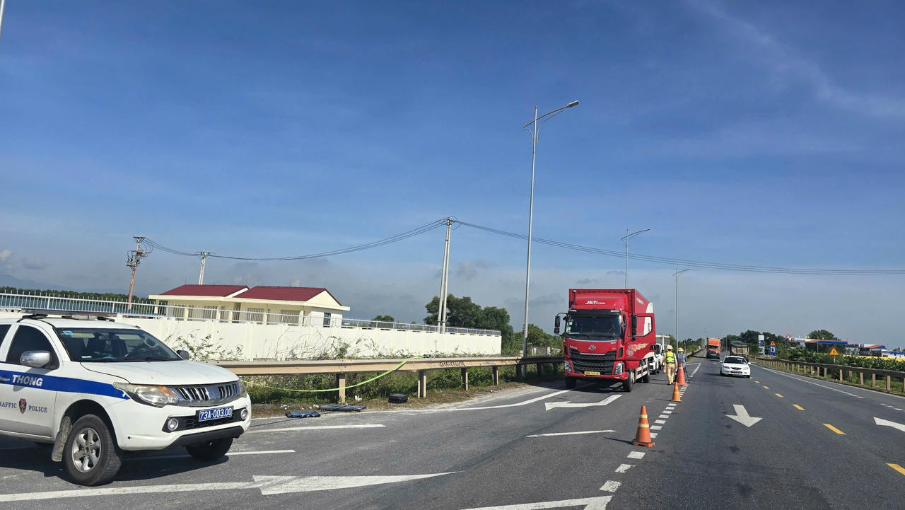 Lực lượng CSGT tuần tra, kiểm soát trên tuyến tránh Đồng Hới.