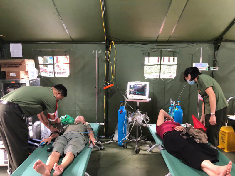 Hai trường hợp bị tăng huyết áp khi đi xem diễu binh được các bác sĩ Bệnh viện Công an TP Hà Nội xử trí.