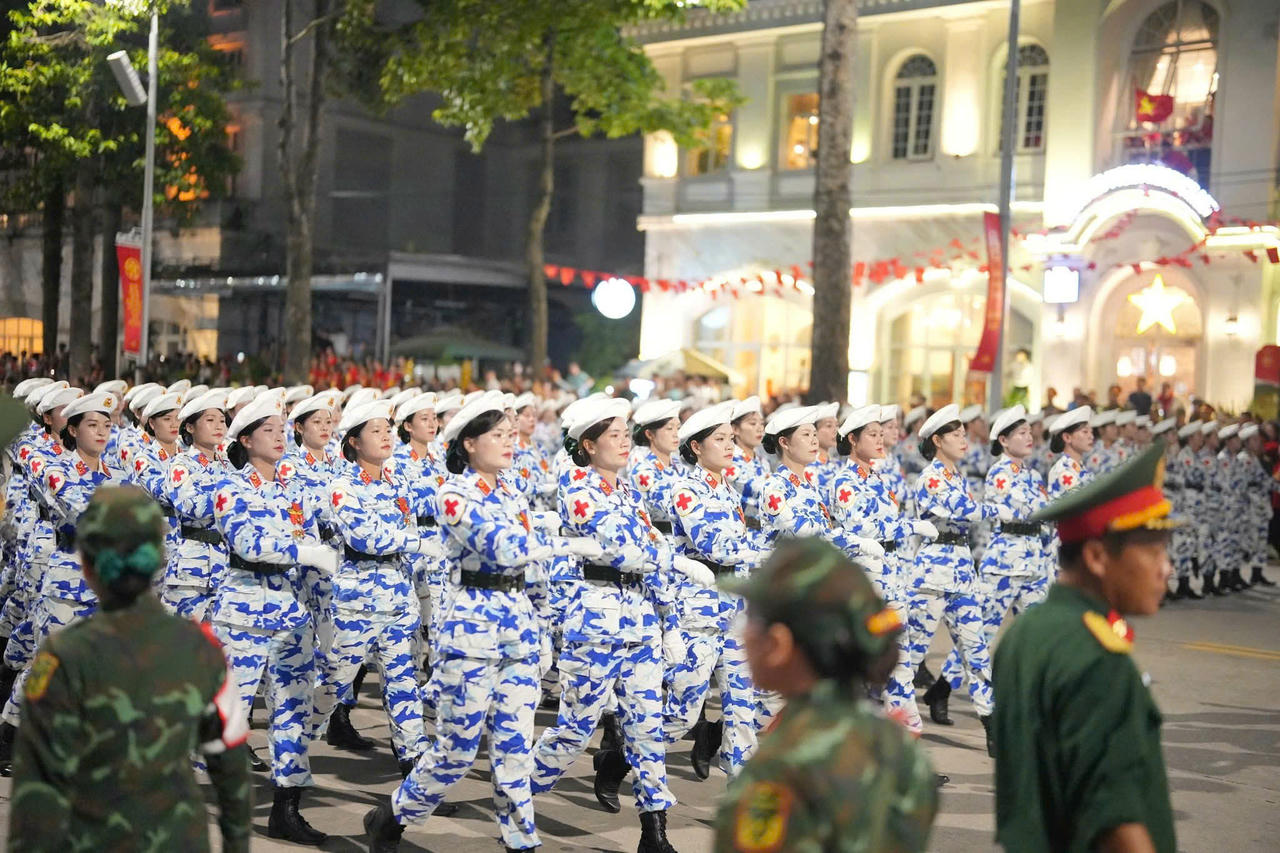 Khối nữ sĩ quan Quân y là hiện thân của sự hy sinh khi làm việc xông pha trong mưa bom để cứu chữa bộ đội và nhân dân, phòng chống thiên tai, dịch bệnh. (Ảnh: Thanh Hà)