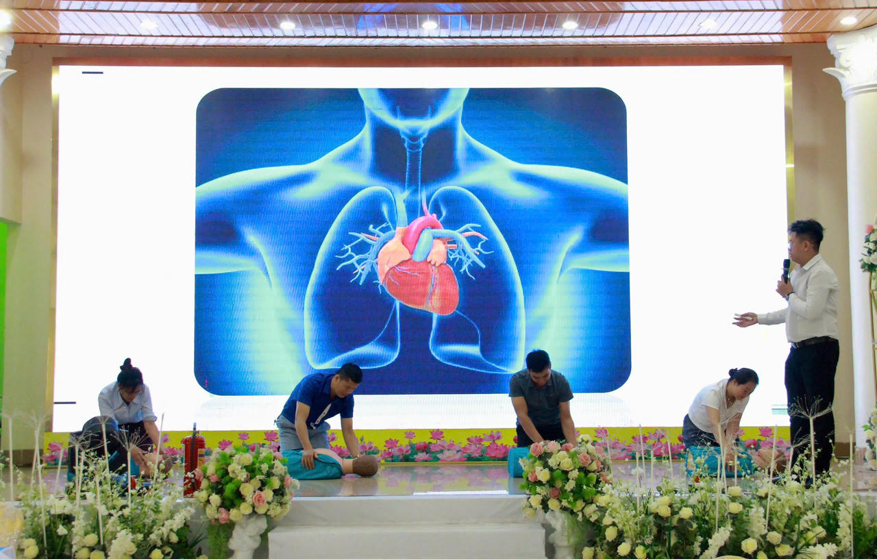 Thực hành sơ cấp cứu ban đầu cho người bị tai nạn thương tích (Ảnh: Hoàng Tùng)