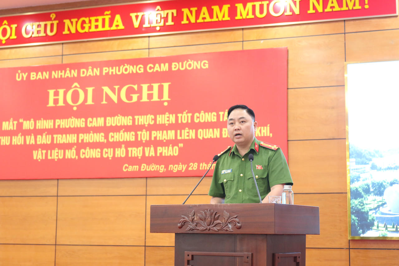 Đại diện Phòng Quản lý hành chính về trật tự xã hội, Công an tỉnh Lào Cai phát biểu tại hội nghị.