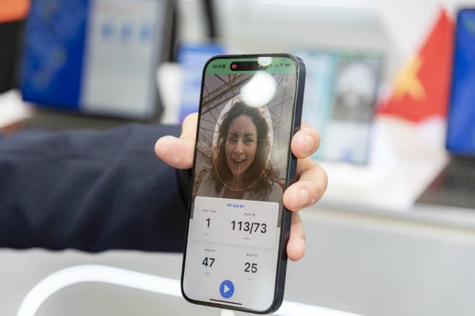 Khách trải nghiệm giải pháp chăm sóc sức khỏe từ xa ứng dụng AI với công nghệ đo huyết áp bằng hình ảnh khuôn mặt.