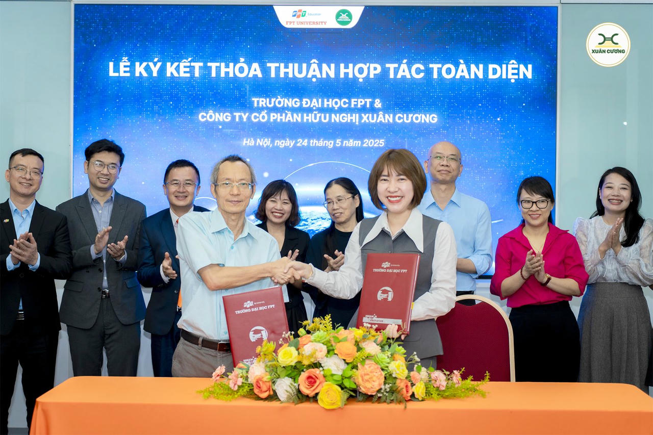 Phó Tổng Giám đốc Thường trực Công ty cổ phần Hữu Nghị Xuân Cương Nguyễn Thị Phượng trong buổi ký kết hợp tác với Trường Đại học FPT, tháng 5/2025.