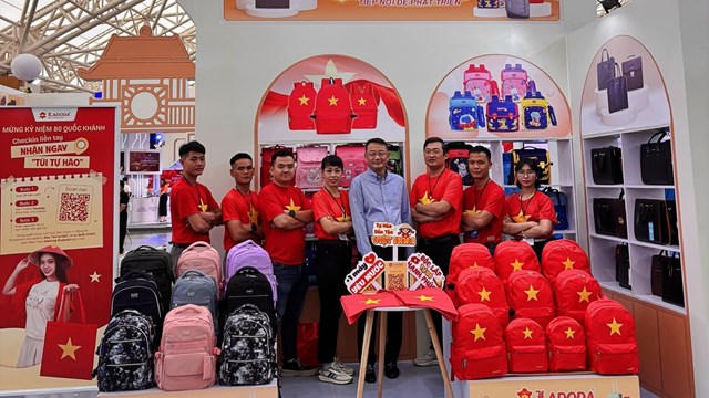 Sắc đỏ sao vàng phủ khắp Triển lãm Quốc gia: Câu chuyện đằng sau 2.000 chiếc ‘túi tự hào’ được phát miễn phí