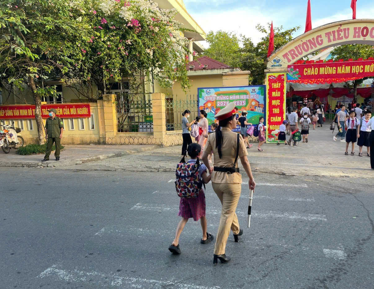 Lực lượng CSGT đồng hành cùng nhà trường, tăng cường bảo vệ an toàn cho học sinh đầu năm học mới.
