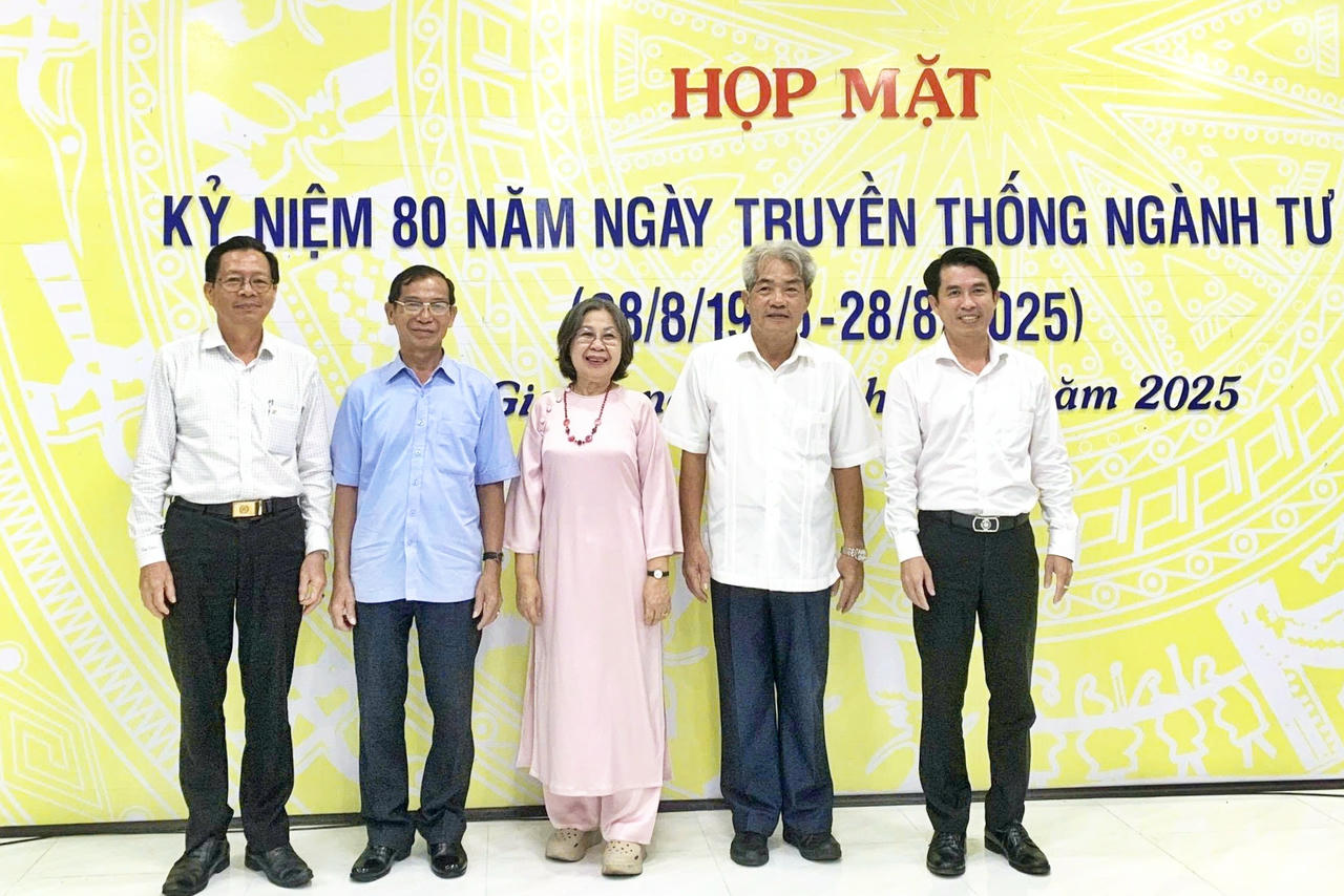 Ông Trịnh Tuấn Ngọc, Giám đốc Sở Tư pháp tỉnh An Giang chụp hình lưu niệm cùng các nguyên lãnh đạo Sở Tư pháp tỉnh An Giang và Kiên Giang cũ. 