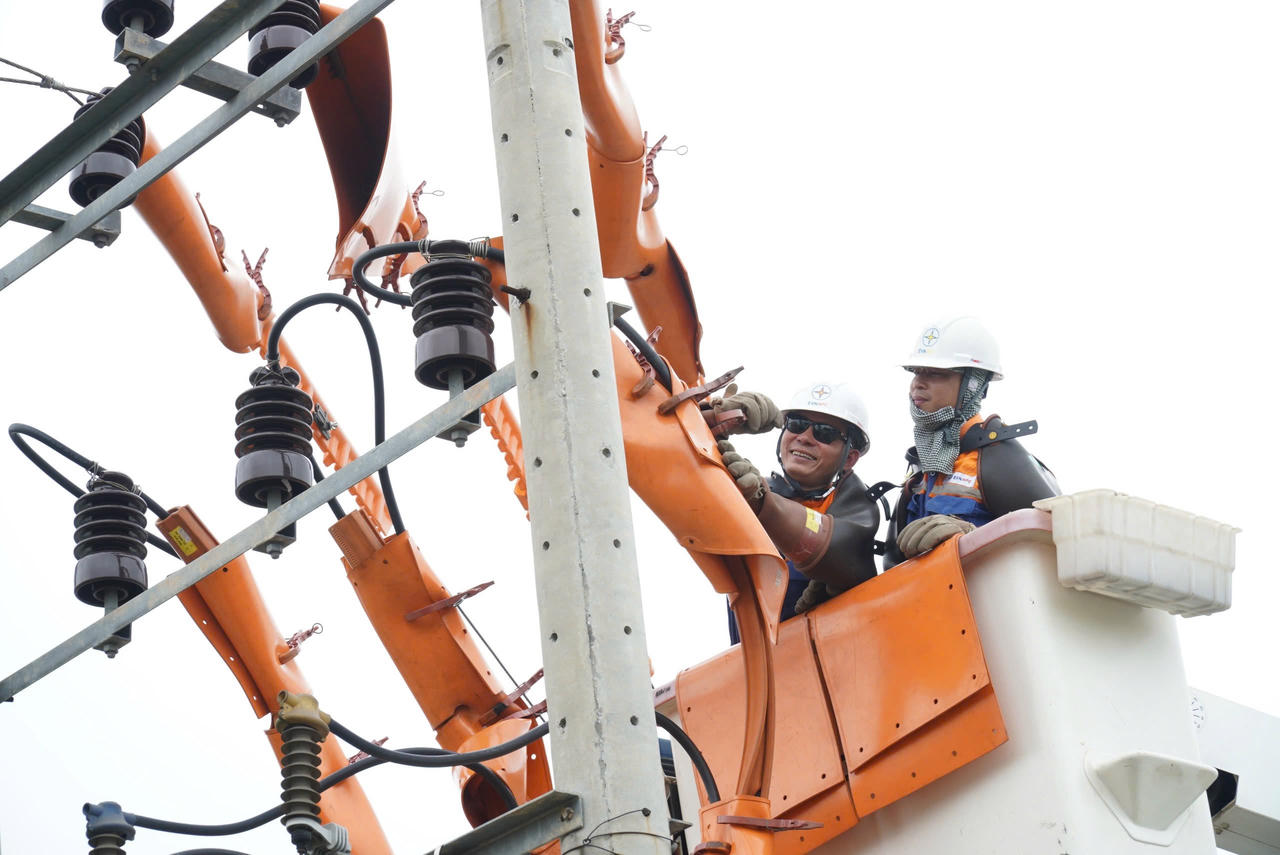 Đội Hotline Công ty Điện lực Bắc Ninh sữa chữa điện không cần cắt điện. (Ảnh: Lê Hanh)