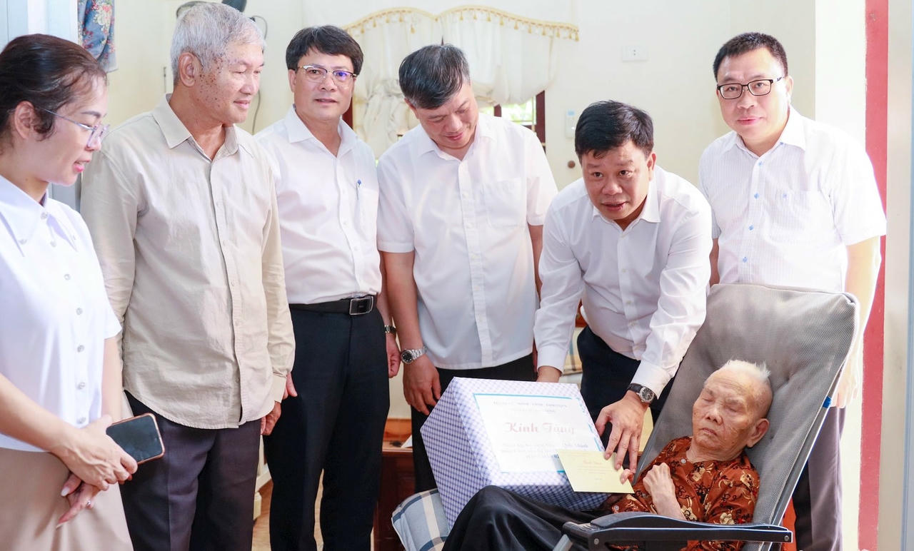 Trưởng Ban Quản lý KKT Hải Phòng thăm, tặng quà Mẹ Việt Nam Anh hùng Trưởng Ban Quản lý KKT Hải Phòng thăm, tặng quà Mẹ Việt Nam Anh hùng