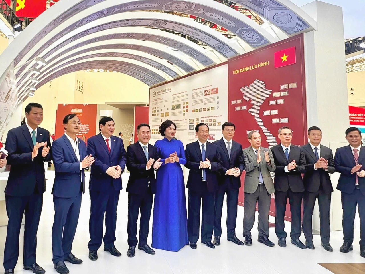 Thống đốc NHNN Nguyễn Thị Hồng chụp ảnh lưu niệm cùng lãnh đạo và cán bộ MB tại Triển lãm thành tự đất nước A80.