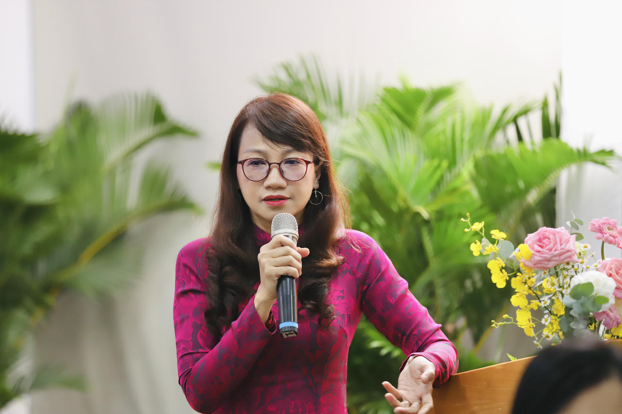 Giáo sư, Tiến sĩ Nguyễn Thị Thanh Mai - Phó Giám đốc Đại học Quốc gia TP HCM trình bày tham luận tại hội thảo. Ảnh: BTC