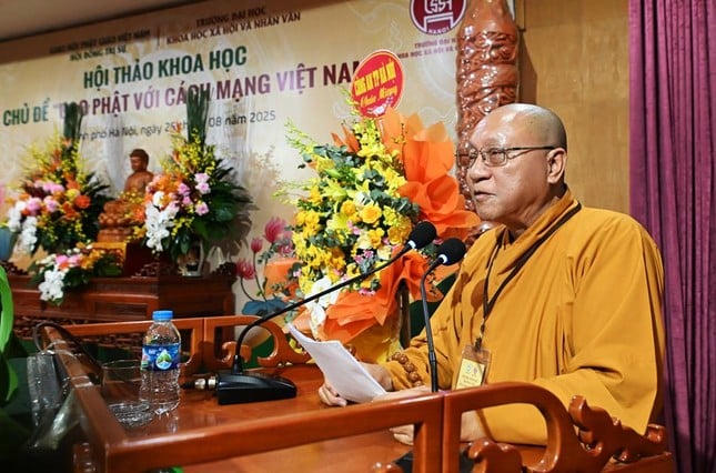 Hòa thượng Thích Gia Quang trình bày tham luận