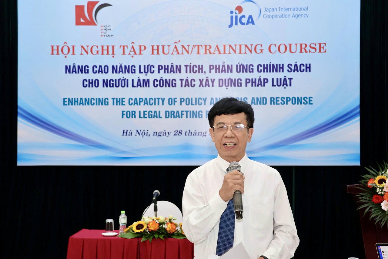 GS.TS. Lê Hồng Hạnh trình bày tại Hội thảo