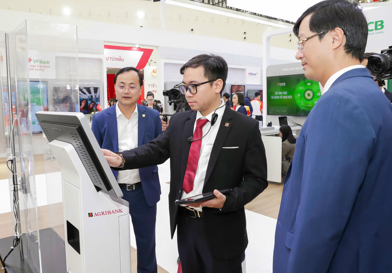Chủ tịch HĐTV Agribank Tô Huy Vũ chỉ đạo triển khai các giải pháp số hiện đại của Agribank tại gian hàng triển lãm.